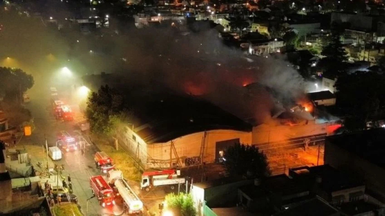 Un depósito de plásticos en el centro de Morón fue consumido por un incendio que movilizó a más de 30 dotaciones de bomberos. No hubo heridos y las autoridades investigan las causas del incidente.