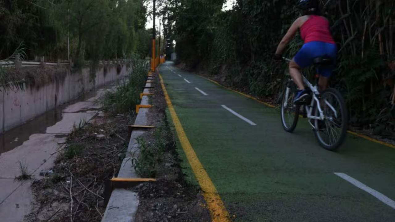 La mujer dijo que el ingreso intempestivo de la camioneta en la bicisenda de Boulogne Sur Mer provocó la caída. El automovilista señaló que se cayó por impericia y temor. La Justicia indicó que no es necesario el contacto “material” entre ambos vehículos. La solución del caso.