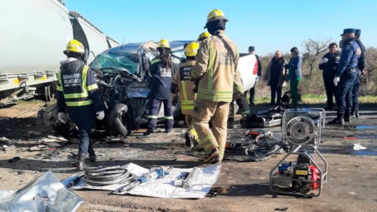 Una camioneta con cuatro ocupantes fue impactada por un tren de carga en el sur del departamento Islas, sobre la Ruta Nacional 12. El maquinista y su compañero resultaron ilesos.
