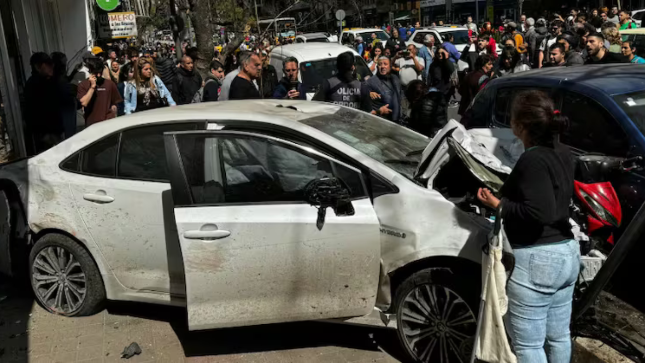 El vehículo Toyota Corolla terminó incrustado en un negocio. Circulaba a gran velocidad por el boulevard Chacabuco. Hay 8 personas internadas.