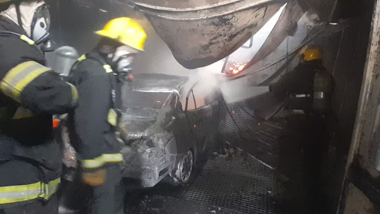 Los afectados presentaban síntomas por inhalación de humo y fueron asistidos en el lugar por un servicio de emergencias médicas. El fuego destruyó por completo un Toyota Yaris dentro del lugar.
