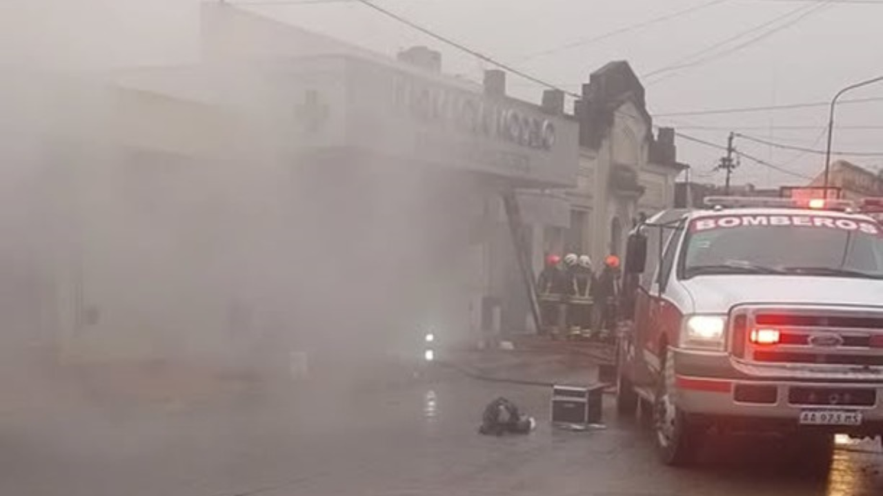 Un incendio de grandes proporciones en una reconocida farmacia del centro de San Andrés de Giles generó alarma y movilizó a los servicios de emergencia en la mañana de hoy, sábado.
