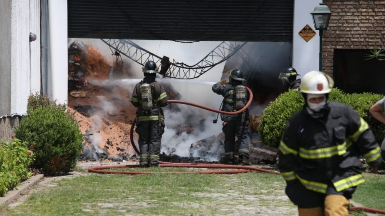 Bomberos contuvieron las llamas e iniciaron un largo trabajo para enfriar la fábrica de corchos colapsada por las llamas.