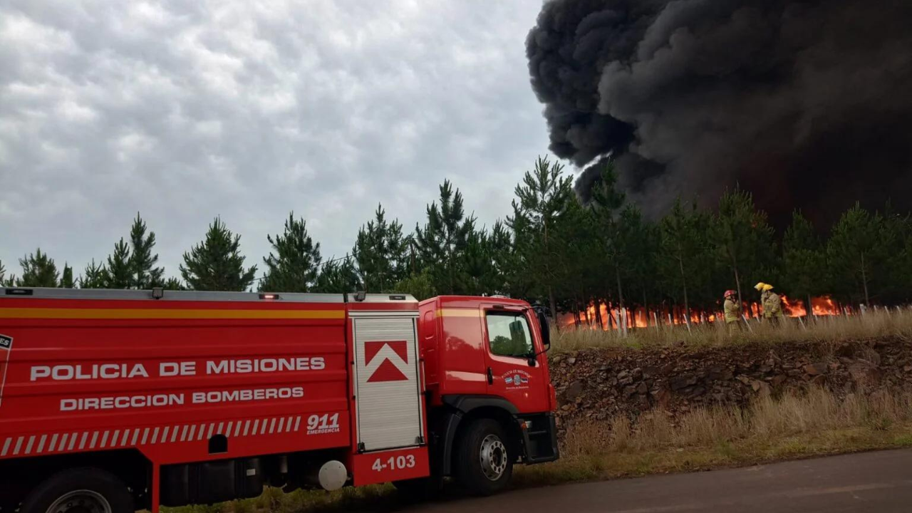 Incendio de gran magnitud se registra en la fábrica de procesamiento de resina “Depimiel” ubicada sobre la ruta provincial 204, en Candelaria. El hecho fue reportado esta tarde y trabajan varias dotaciones de bomberos y Policía de Misiones.
