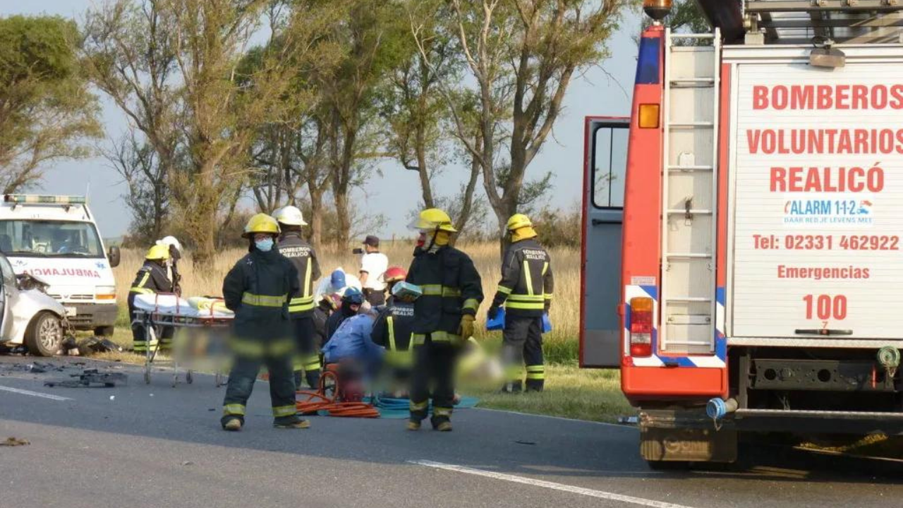 Ocurrió en la ruta 188. Cinco ocupantes del mismo auto fallecieron en el acto, entre ellos un bebé. En el otro vehículo rescataron a cuatro personas y una de ellas, también una criatura, falleció camino al hospital.