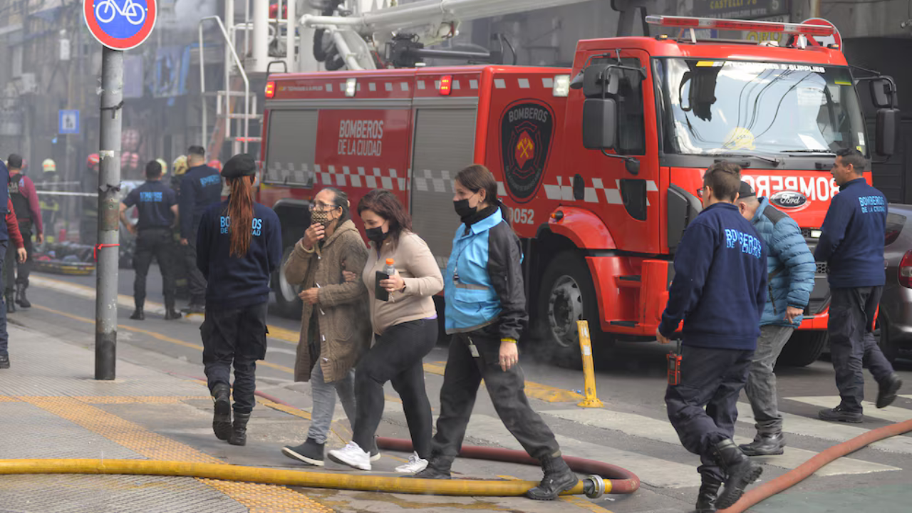 El incidente ocurrió en Castelli y Mitre. En la zona trabajan Bomberos de la Ciudad y el SAME, que ya brindó asistencia a ocho personas.