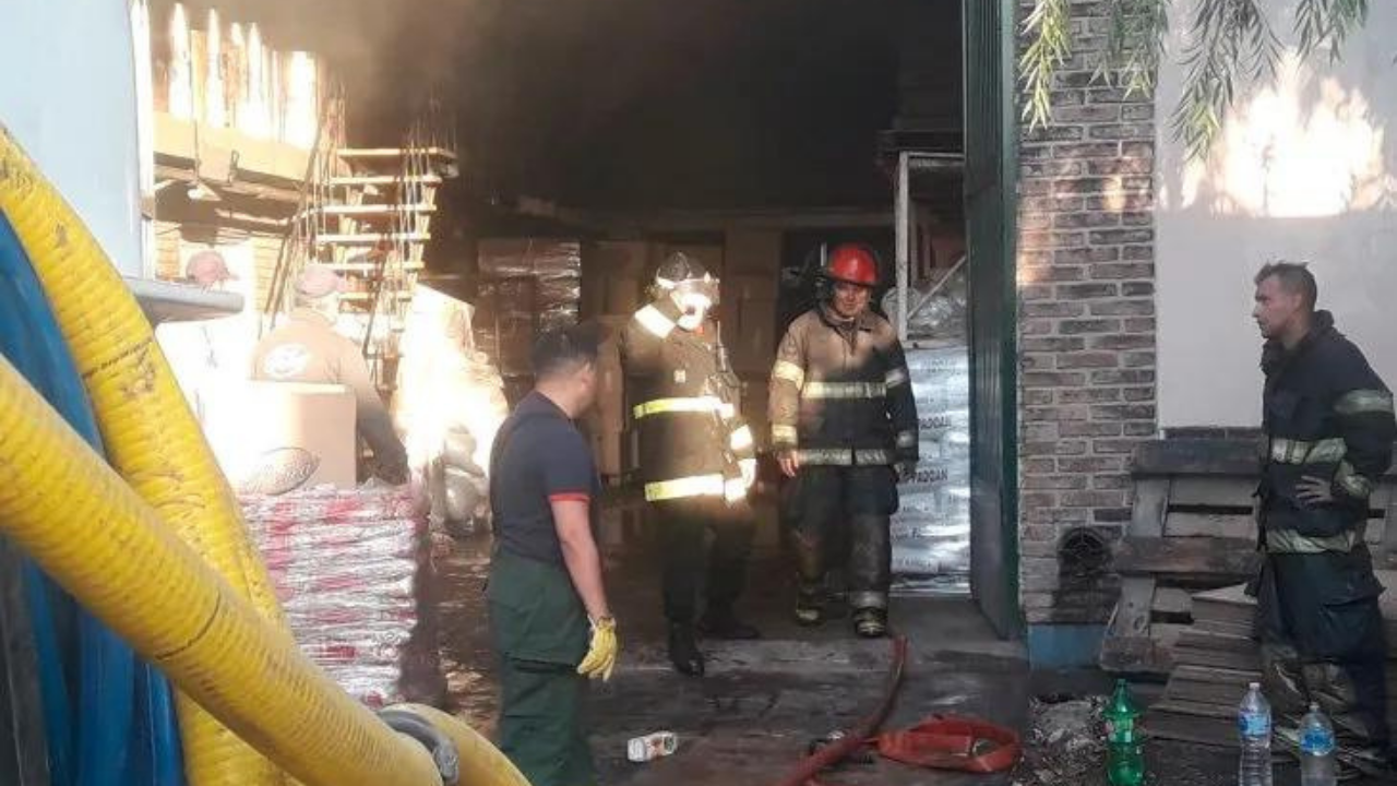 Los vecinos detectaron el fuego en el fondo de un galpón y llamaron a los bomberos.