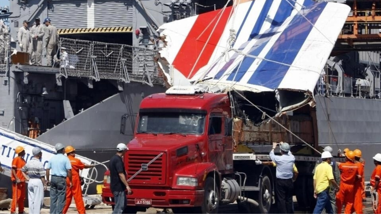 En el accidente murieron las 228 personas que iban a bordo del avión (216 pasajeros y 12 tripulantes), entre ellos un bebé y siete niños. La Justicia francesa no pudo demostrar la "culpabilidad" del accidente.