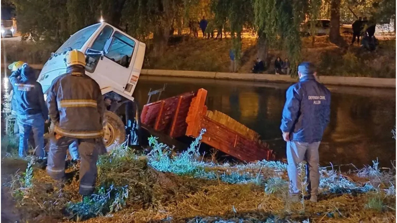 El hombre salvó su vida de milagro al salir por sus propios medios del cauce, que viene cargado de agua. El examen de alcoholemia arrojó 1,81 g/l sangre.