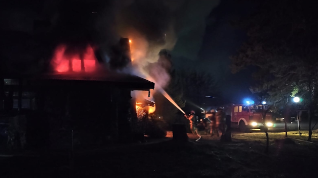 Por un descuido, un conocido complejo de cabañas de Lago Puelo sufrió un voraz incendió que afectó a cuatro inmuebles y algunos resultaron con pérdidas totales.