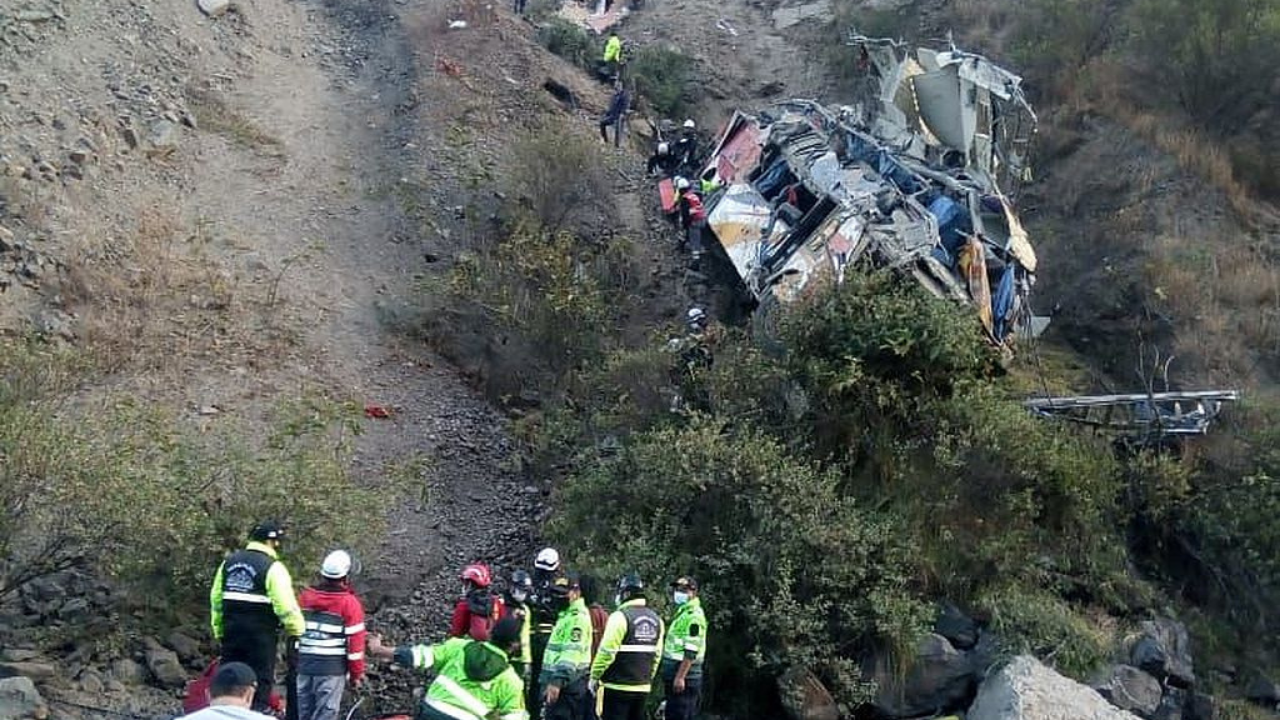El accidente ocurrió en un tramo angosto de la Carretera Central, que une Lima con la región de la Sierra Central, cerca de Matucana, a 60 kilómetros al este de la la capital peruana.
