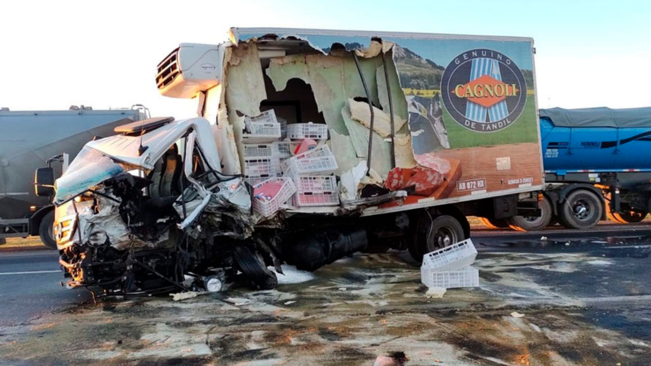 El camión que trasladaba productos de la tradicional firma de chacinados de Tandil Cagnoli chocó de frente con otro camión con acoplado que transportaba leche fluida. Ocurrió sobre Ruta3 a la altura de Azul.