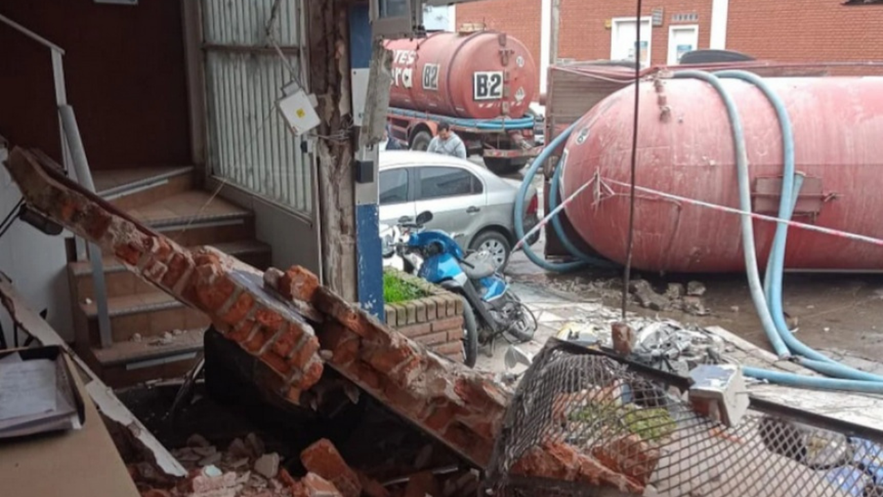 Un camión atmosférico perdió el control y terminó volcado en el Puerto de Mar del Plata, causando destrozos en la infraestructura y varias motos estacionadas en la zona.