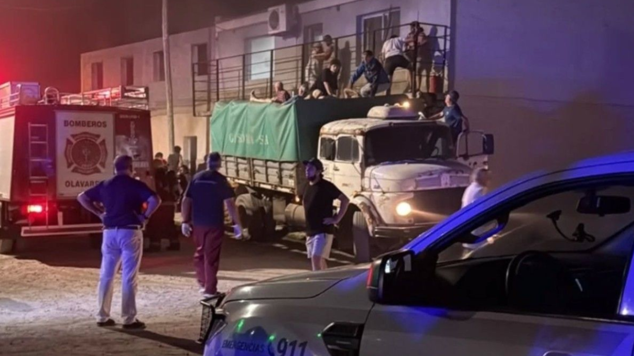 El fuego comenzó durante la noche del lunes. Hay un bombero internado en terapia intensiva.