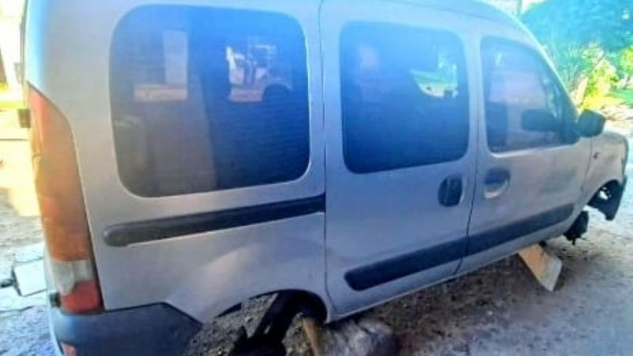 Se trata de dos hermanos oriundos de Lagomarsino. Testigos aseguraron que ellos mismos retiraron las gomas de su vehículo estacionado.
