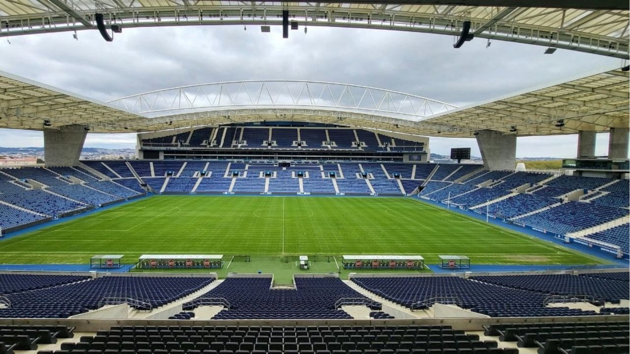 Aficionados latinoamericanos buscan experiencias deportivas en estadios históricos, impulsando la demanda de seguros de viaje que protejan su inversión.