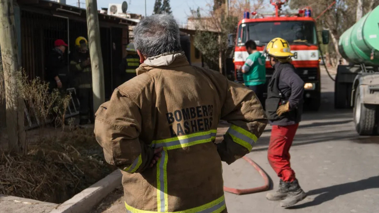 Un incendio destruyó por completo una casa en Las Heras. Afirman que el fuego se inició por el uso de pirotecnia.