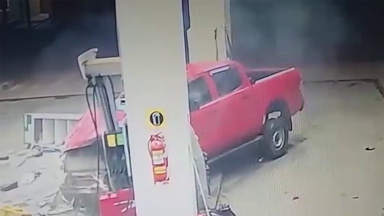 El conductor habría estado alcoholizado al momento del accidente. Los playeros cortaron los suministros de combustible para que no se agravara la situación.