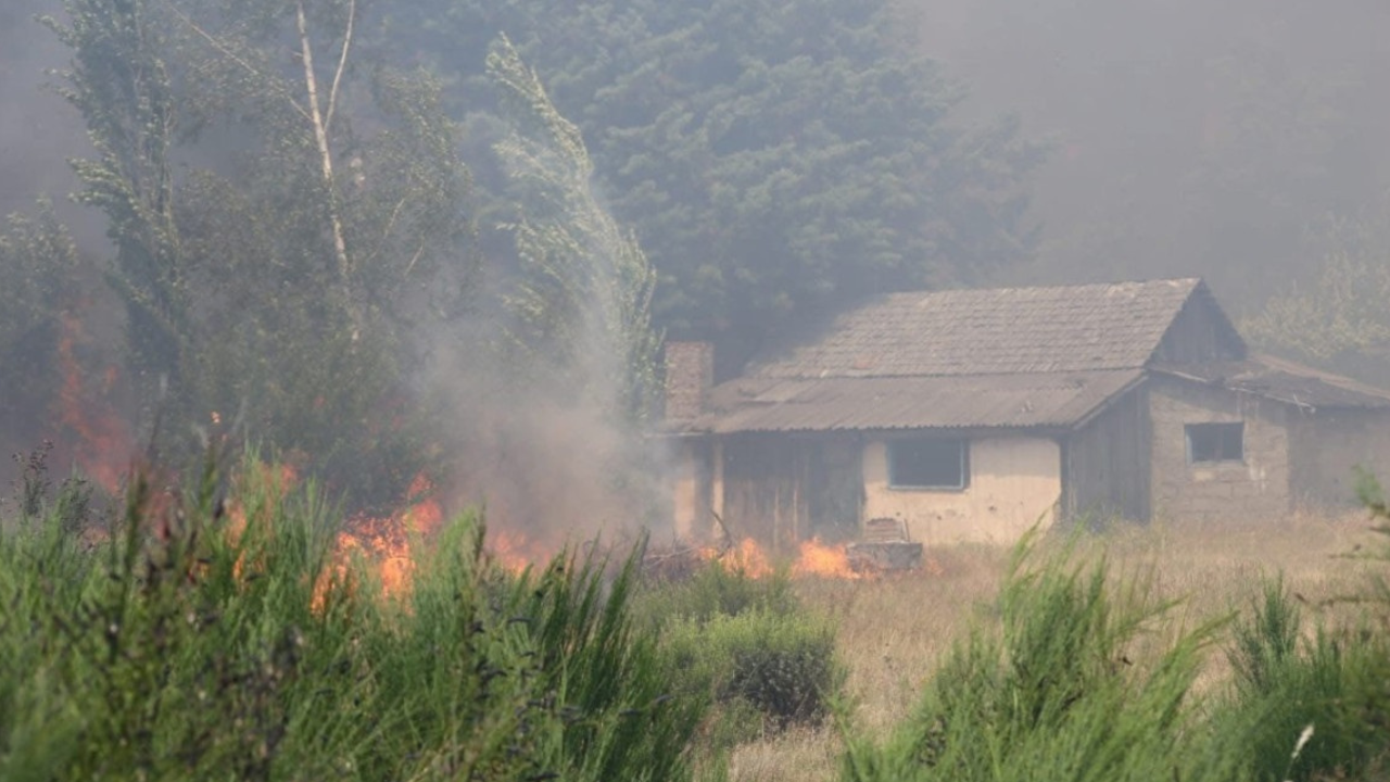 Las altas temperaturas y un viento con ráfagas de 70 kilómetros por hora provocaron que las llamas arrasaran con todo lo que se encontraba en el camino. Cientos de evacuados y casas destrozadas.