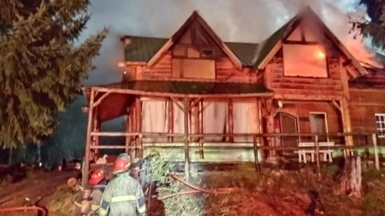 Un incendio estructural afectó el exmotel Sasha, ubicado sobre la Ruta 40. Bomberos movilizó cerca del 90% de su personal operativo y logró extinguir las llamas tras varias horas de trabajo, con apoyo de distintas instituciones.