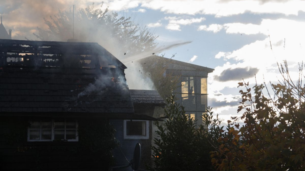 El último sábado por la tarde, a las 17 horas, se desató un incendio de grandes magnitudes en la casa de tejidos y cerámica Caperucita Roja, ubicada en el kilómetro 1 de la Avenida Bustillo...