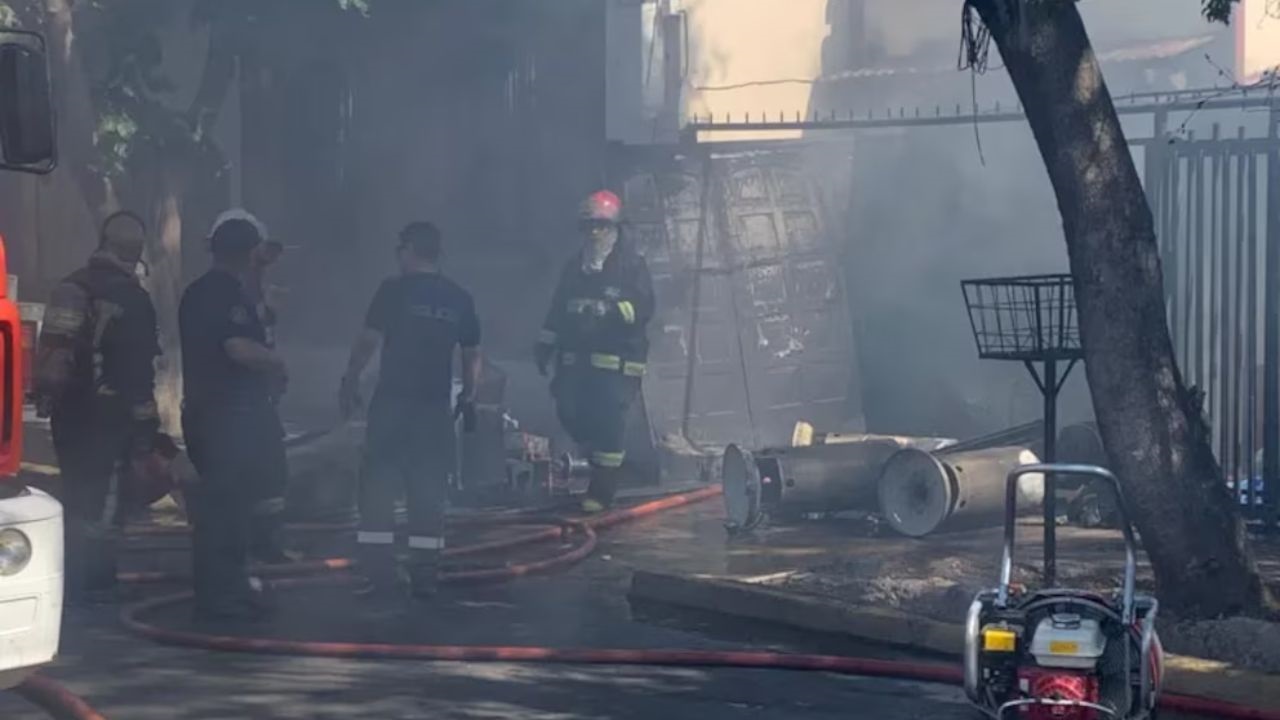 Testigos relataron que la vivienda donde se almacenaba la mercadería fue consumida por el fuego en minutos, dejando pérdidas totales y afectando a vecinos, en un operativo de emergencia que incluyó rescates y atención médica por intoxicaciones y quemaduras.