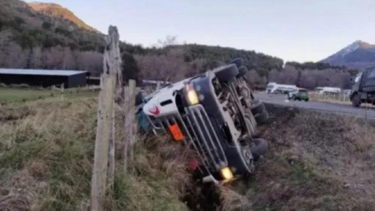 El insólito episodio que involucró a dos transportistas argentinos ocurrió en Chile. La policía informó que uno de los camioneros volcó por una presunta mala maniobra.