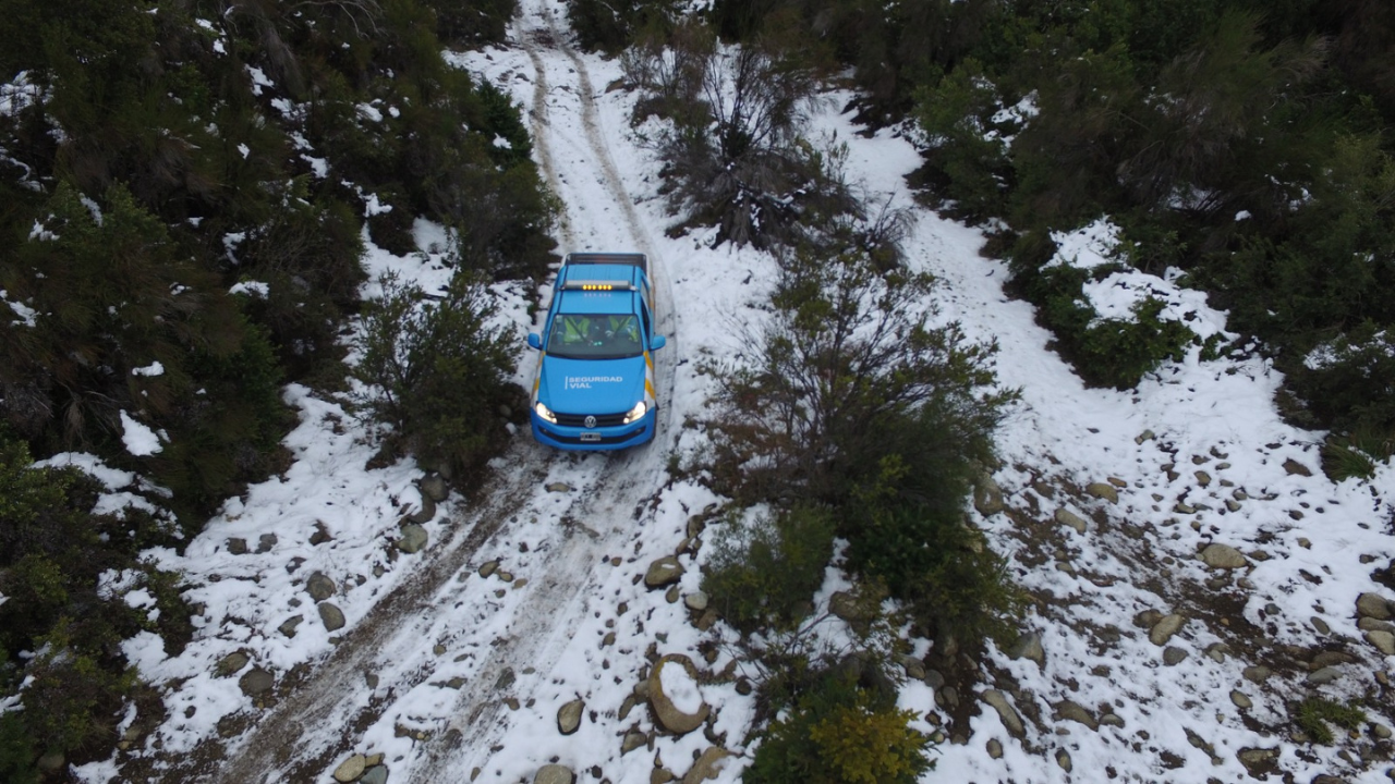 Ya comenzaron las primeras nevadas del año en varias provincias, y es importante que los conductores que se trasladan por caminos nevados...