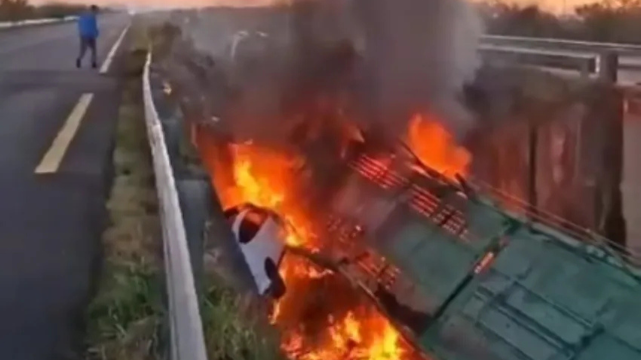 El vehículo circulaba por la Ruta Nacional 14 cuando salió de la calzada, se precipitó al vacío y explotó. El chofer murió incinerado en la cabina.