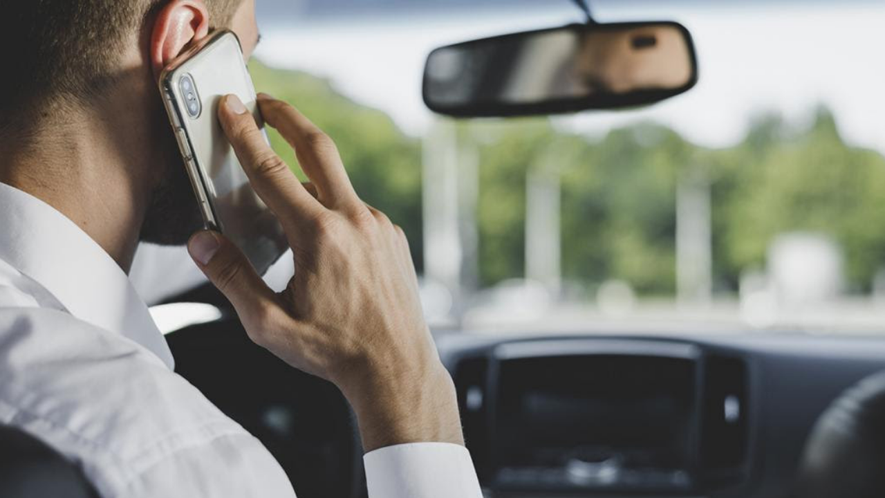 En el mes del día de la Seguridad Vial, cabe recordar que una de las causas de mayor impacto en los accidentes viales es el uso del celular al volante...