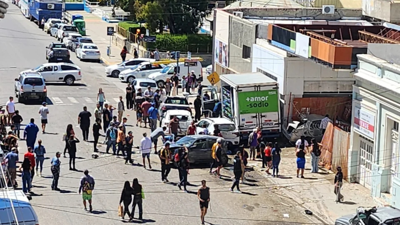 El hecho ocurrió este viernes al mediodía en el casco céntrico de la ciudad petrolera. Un hombre fue trasladado de urgencia al hospital regional.