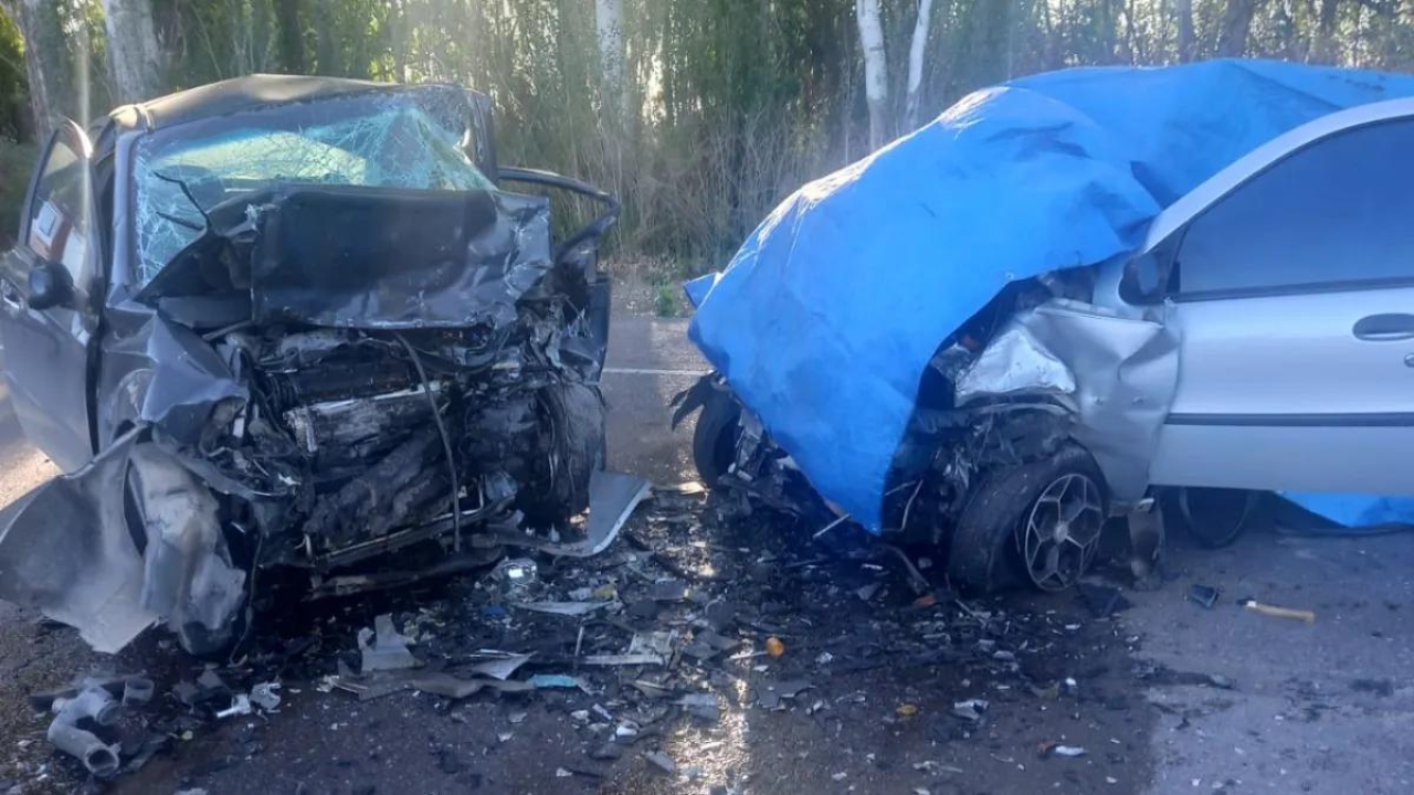 En un accidente en Lavalle, un Chevrolet Aveo impactó de frente contra un Fiat Palio en la Ruta Provincial N°24 y dejó un saldo trágico de cinco muertos...