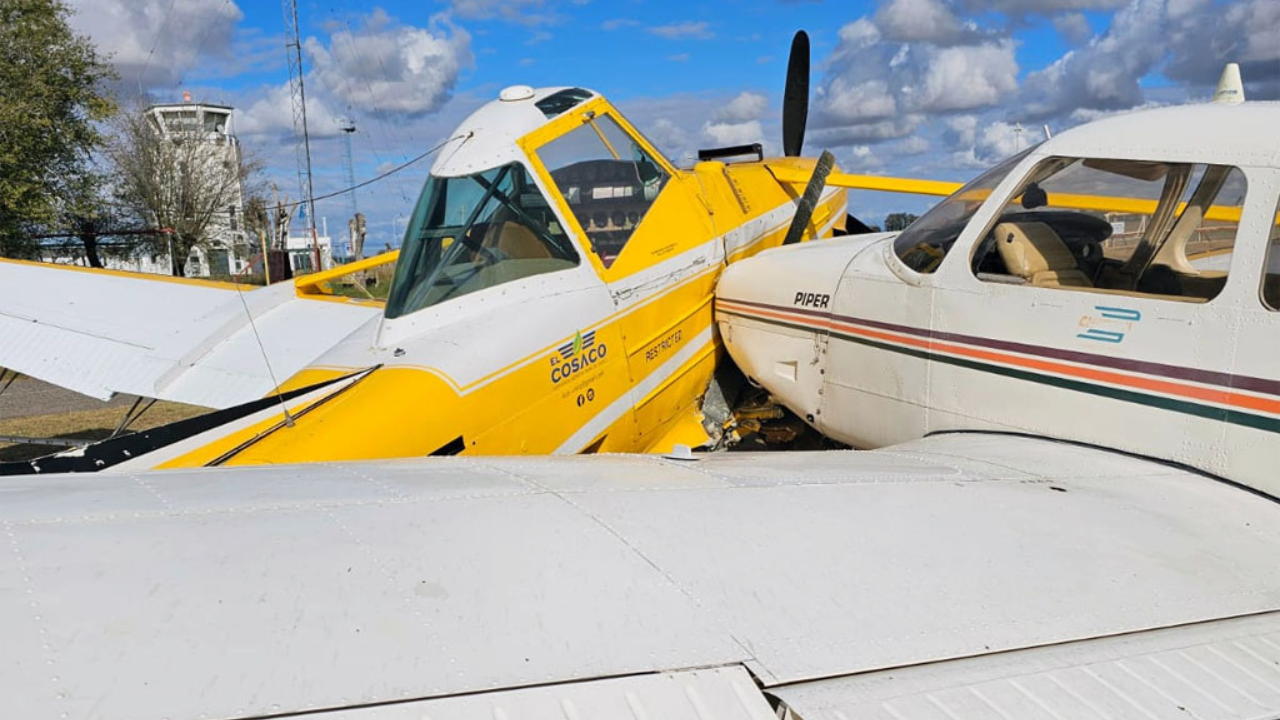 Un Piper que carreteaba hacia la pista del Aeropuerto, impactó contra un Cessna fumigador que se encontraba estacionado. Fue al mediodía del sábado, en el área del Aeroclub General Pico.