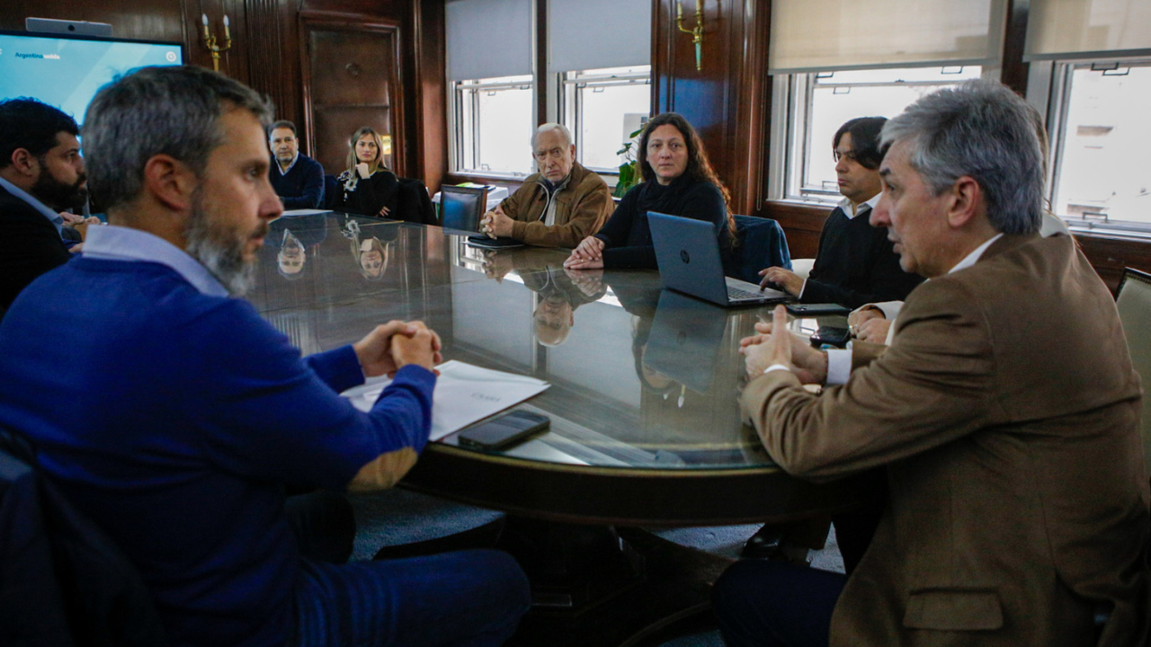 En el encuentro celebrado esta mañana en la sede de la cartera ambiental de la Nación, se acordó poner en funcionamiento con celeridad el Fondo de Compensación Ambiental según lo normado en el artículo 34 de la Ley General del Ambiente Ley n.° 25675 y en el inciso P del artículo 52 de la Ley del Presupuesto General de la Administración Nacional para el Ejercicio 2018 Ley n.° 27431.