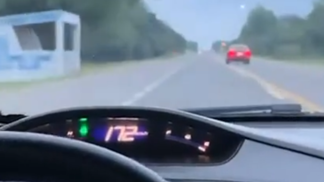 La Agencia identificó a un conductor que se deja ver en redes sociales a alta velocidad, realizando maniobras peligrosas y con su hijo en el asiento delantero sin protección.