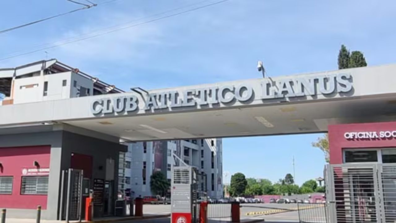 El accidente ocurrió el martes en el complejo educativo del club. El chico está en coma inducido. Una fiscalía actuó de oficio e investiga el caso como lesiones culposas.