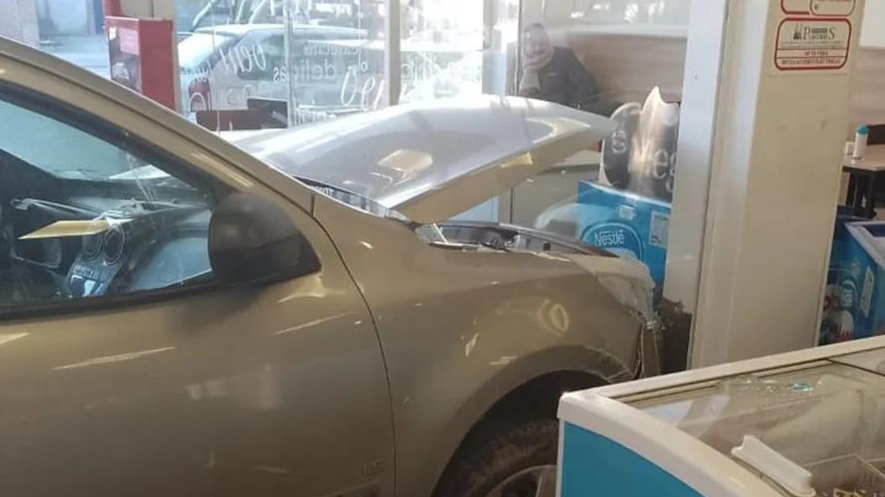 Un automovilista salió de un surtidor de la estación de servicio de 7 y 99 en La Plata, se aceleró el rodado y se incrustó en el free shop...