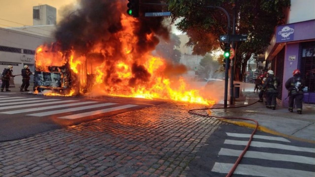La Cámara Civil puso fin a un litigio derivado de un incendio vehicular que arrasó con la fuente de ingresos de un canillita. El tribunal ponderó los daños materiales ocasionados y ordenó un resarcimiento superior a los $15 millones más intereses, que deberán afrontar de manera solidaria la empresa de transporte y su aseguradora.