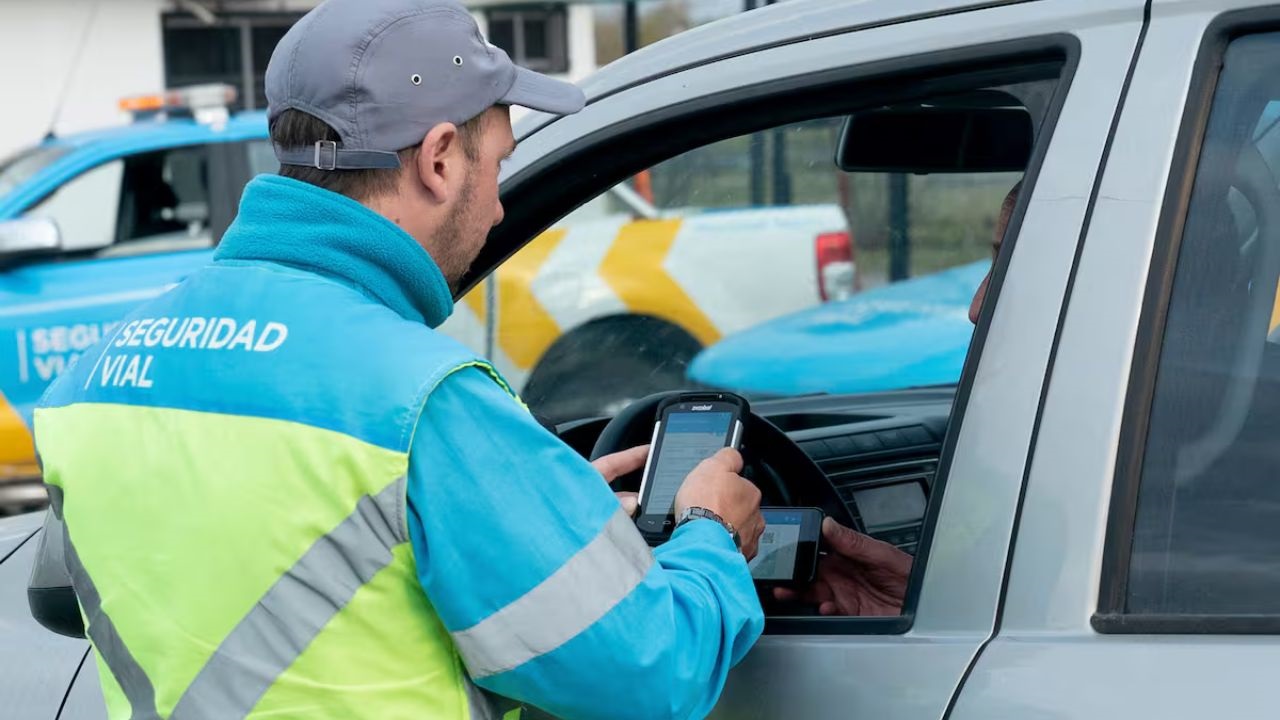 El conductor fue detectado durante un operativo en la autopista Riccheri. Registró 1,34 g/l de alcohol en sangre y circulaba con una licencia trucha.
