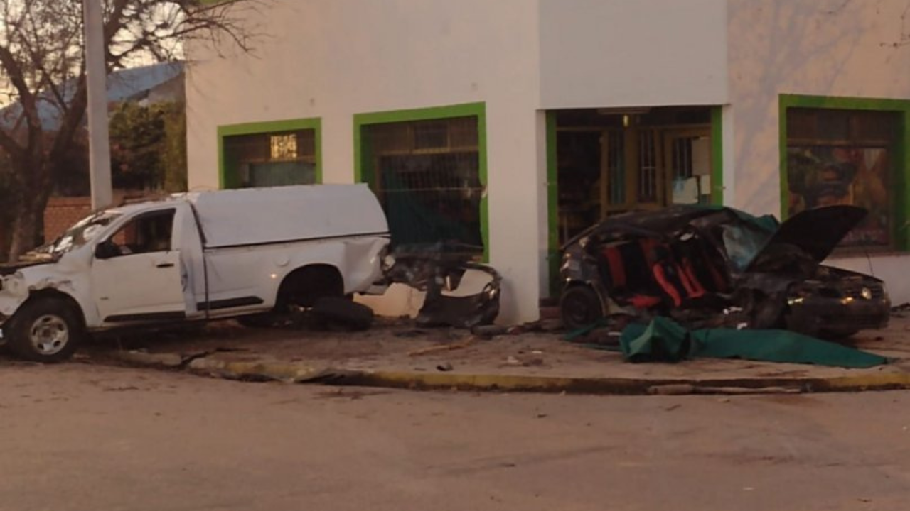 Un auto y una camioneta chocaron en la ciudad de Realicó y tres personas resultaron muertas. Otras dos sufrieron graves heridas. Una de las víctimas fatales era hija del conductor de la ambulancia del hospital local.
