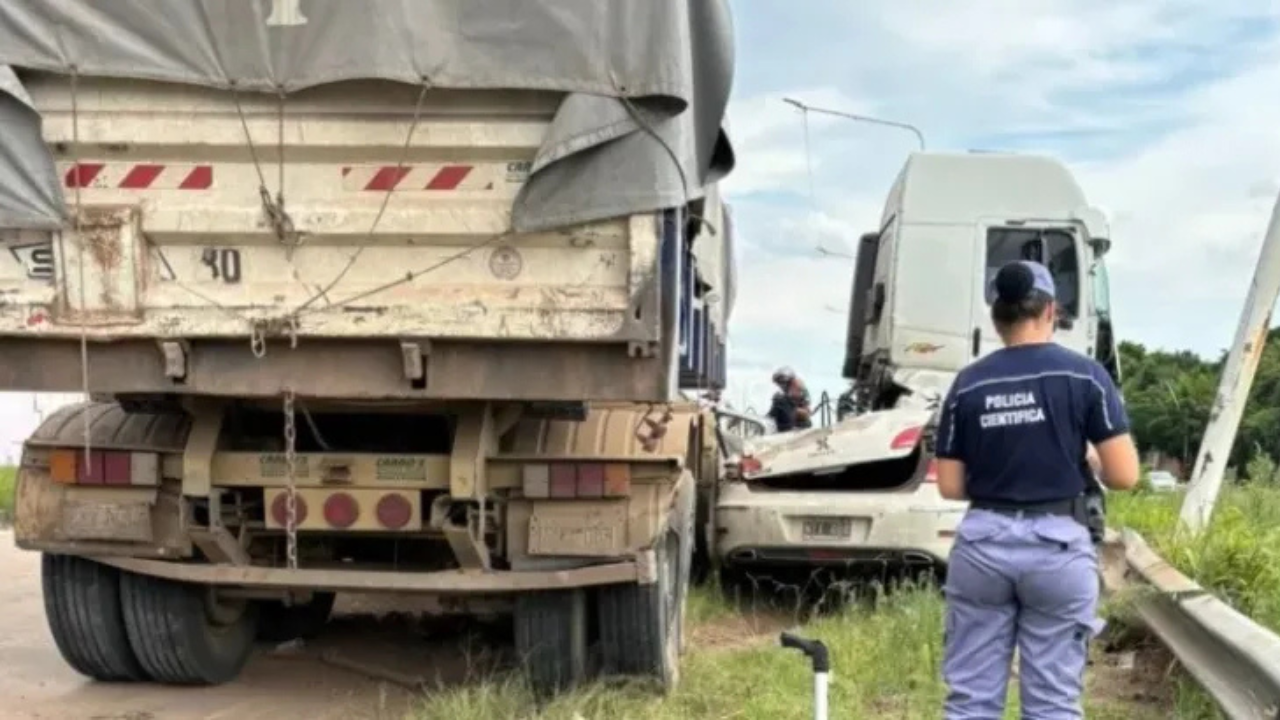 Un correntino que circulaba por la autovía de la Ruta 16, en principal acceso a Resistencia, sufrió un insólito accidente y está vivo de milagro. Un camión que circulaba por la vía principal cayó desde el puente hasta la colectora aplastando el auto (un Peugeot 408). Las imágenes son elocuentes.