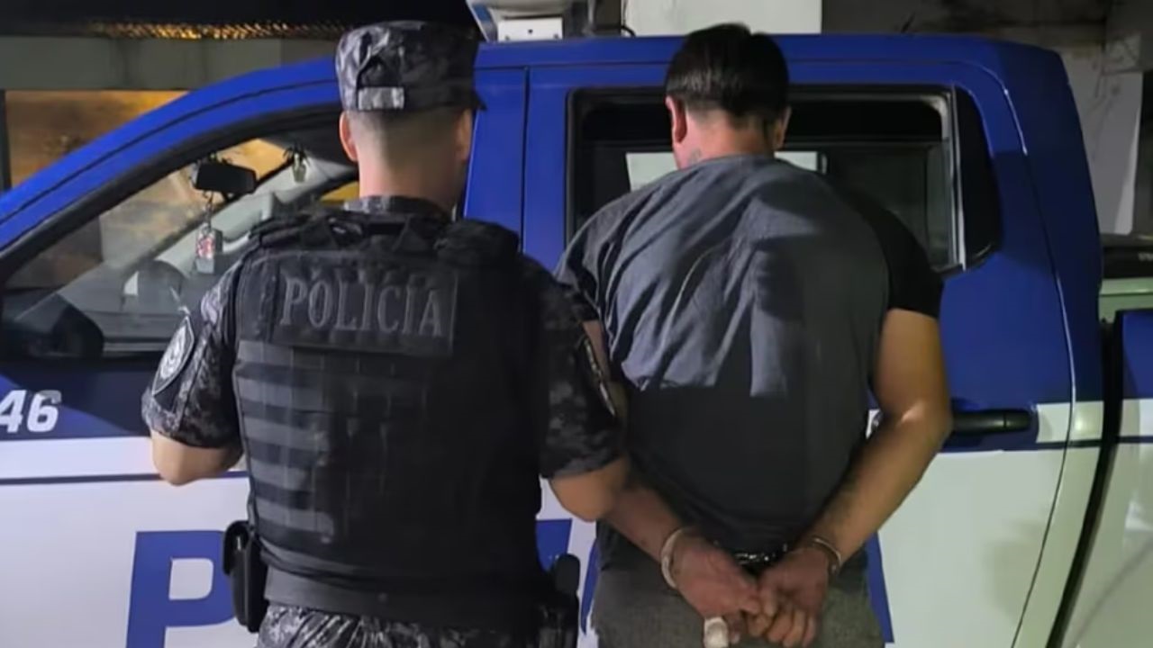 El adolescente de 16 años circulaba en una moto robada cuando chocó contra otra conductora. La mujer debió ser trasladada a un centro médico para su atención. Pero el episodio se volvió todavía más insólito cuando su padre llegó a asistirlo.