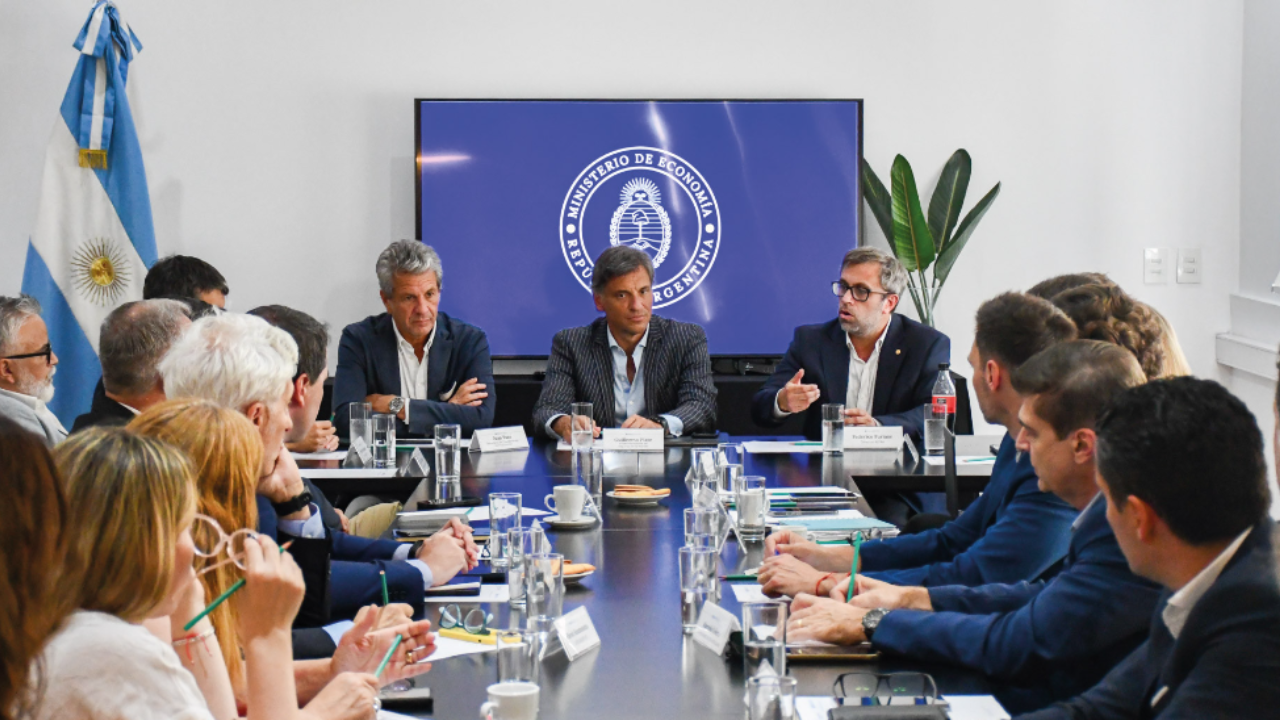 Estuvieron acompañándolo Federico Furiase, Director del BCRA, Juan Pazo, Secretario de Coordinación de Producción, Felipe Nuñez y Martin Vauthier, asesores del Ministerio de Economía.