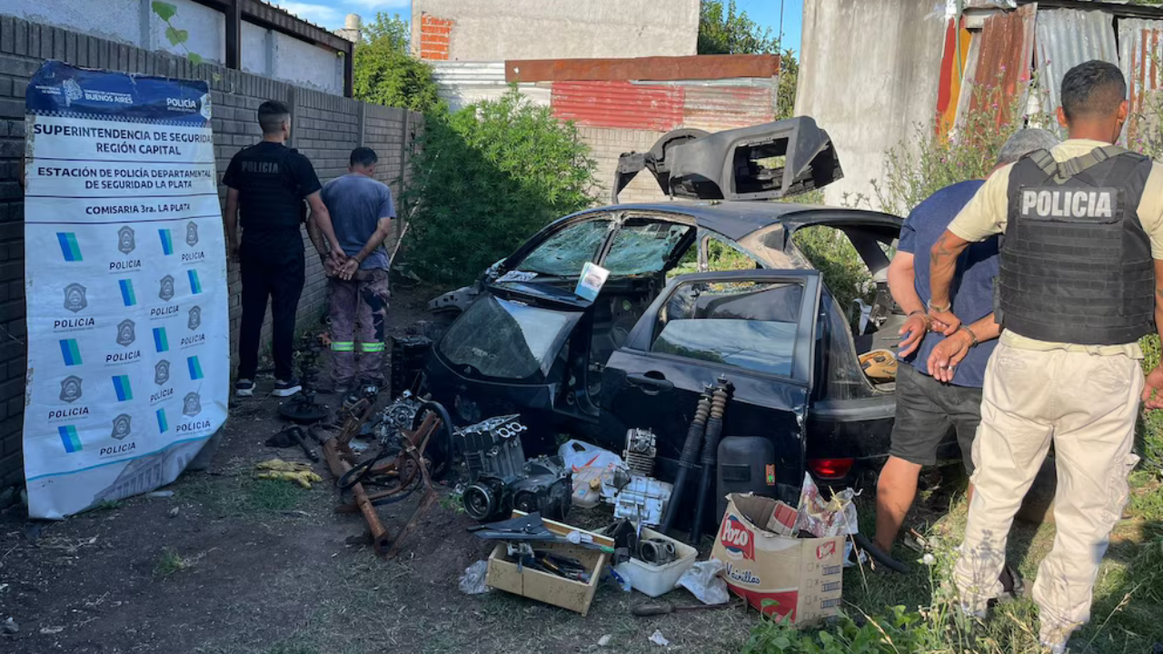 Agentes de la Policía Bonaerense los atraparon en La Plata. El desarmadero funcionaba de noche. Fueron acusados del delito de encubrimiento agravado.