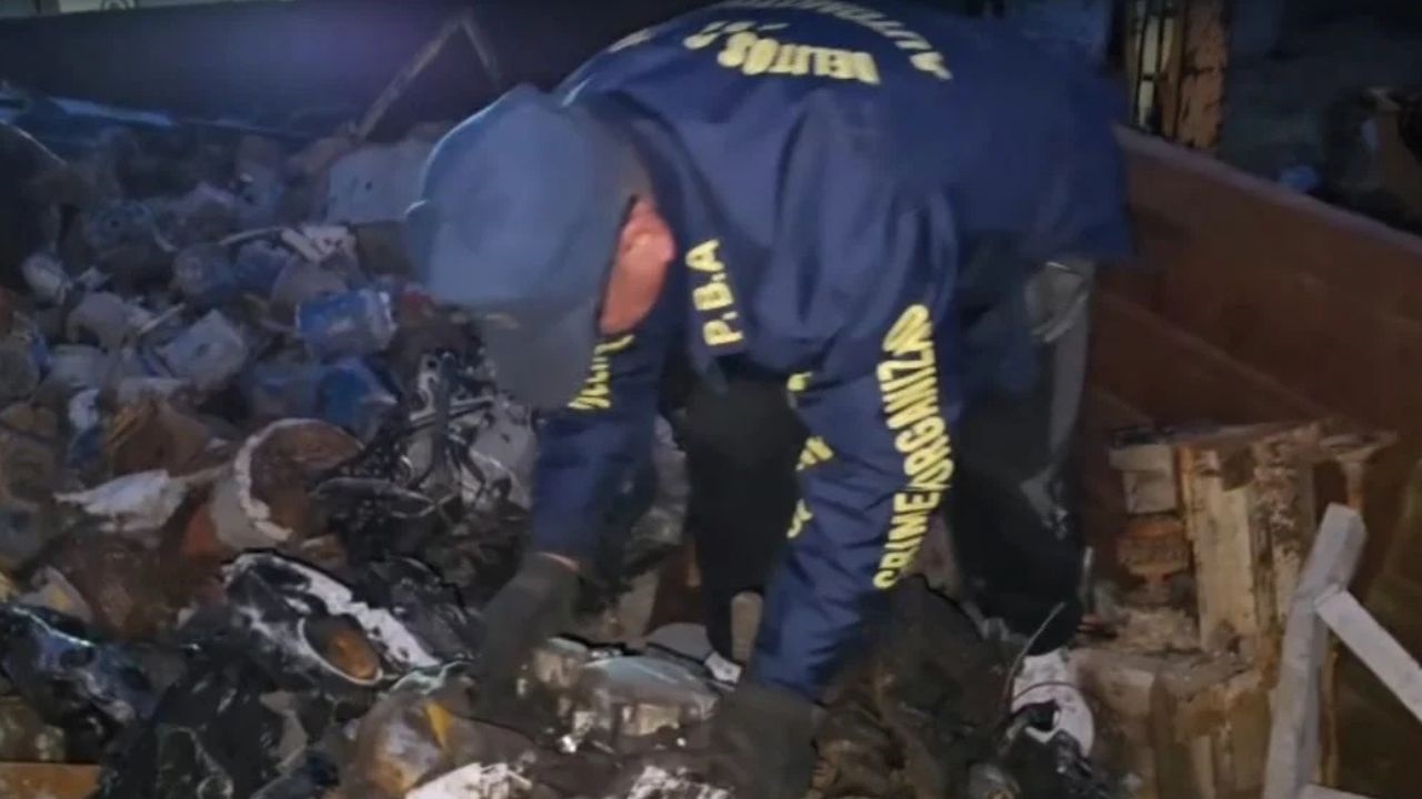 La Policía inspeccionó tres chatarrerías de Mar del Plata y secuestró ocho motores y bloques con pedidos de captura, además de cientos de autopartes. Seis personas quedaron imputadas y la investigación continúa.