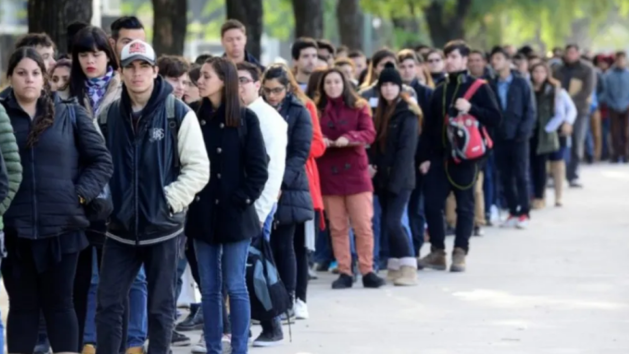 En medio de la recesión, aumentan los despidos y por ende, los reclamos para percibir el seguro de desempleo. Actualmente más de 100 mil personas perciben ese beneficio desde Anses.