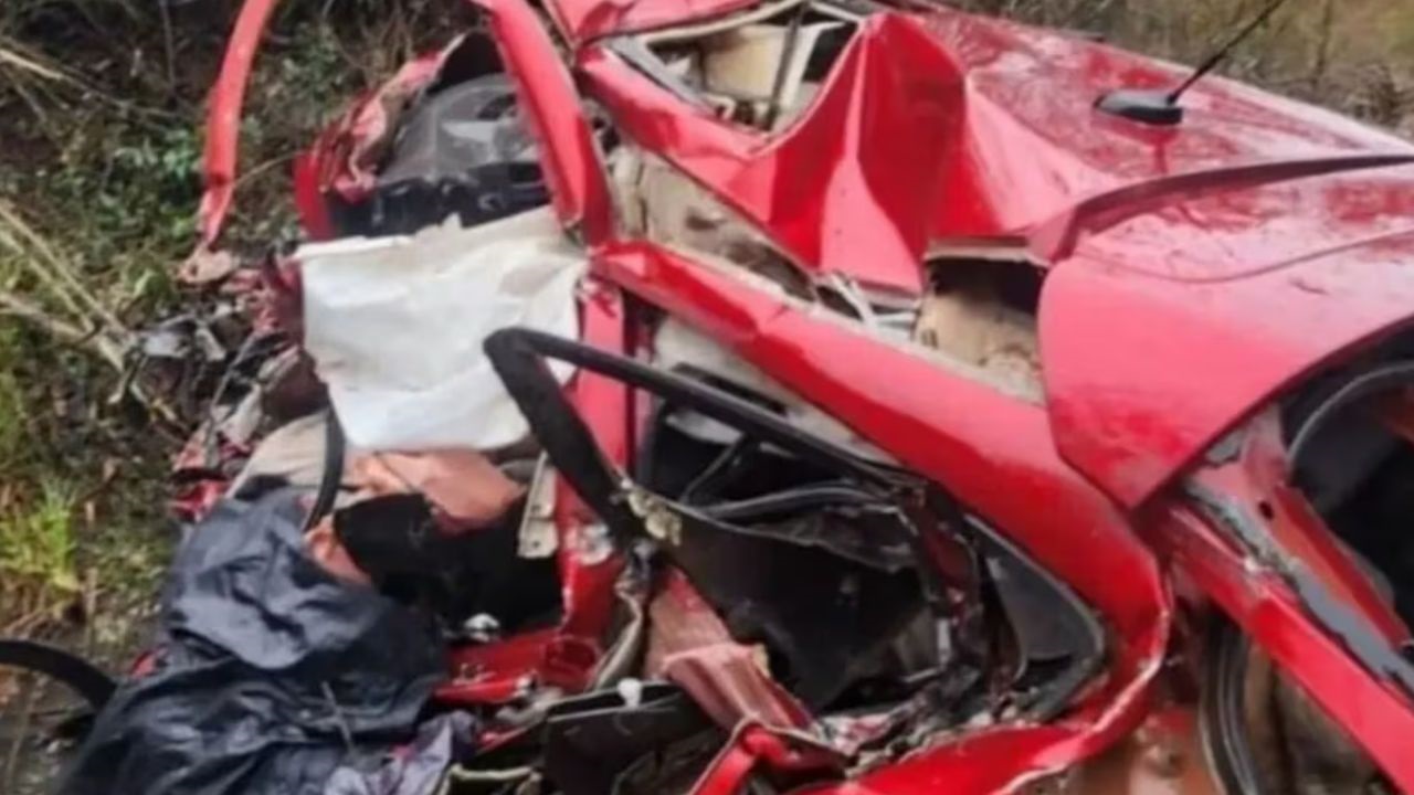 El auto impactó de lleno contra el acoplado del vehículo de carga pesada.