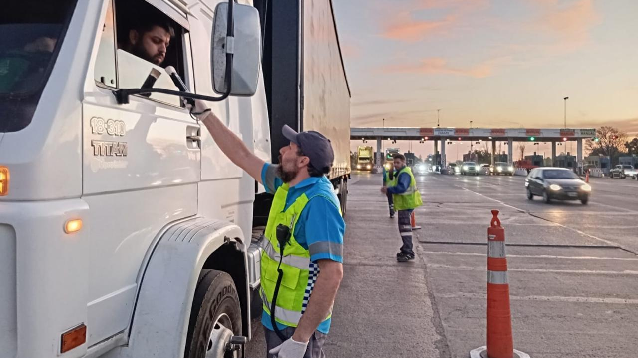 Durante el fin de semana se realizaron operativos de control en rutas nacionales y en la AU Riccheri. Se fiscalizó la circulación de 5.953 conductores y fueron sancionados más de 200.