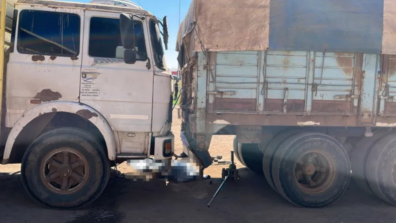 El accidente ocurrió en una gomería ubicada sobre la colectora de la Ruta 16. La víctima fue embestida mientras reparaba la rueda de otro vehículo.