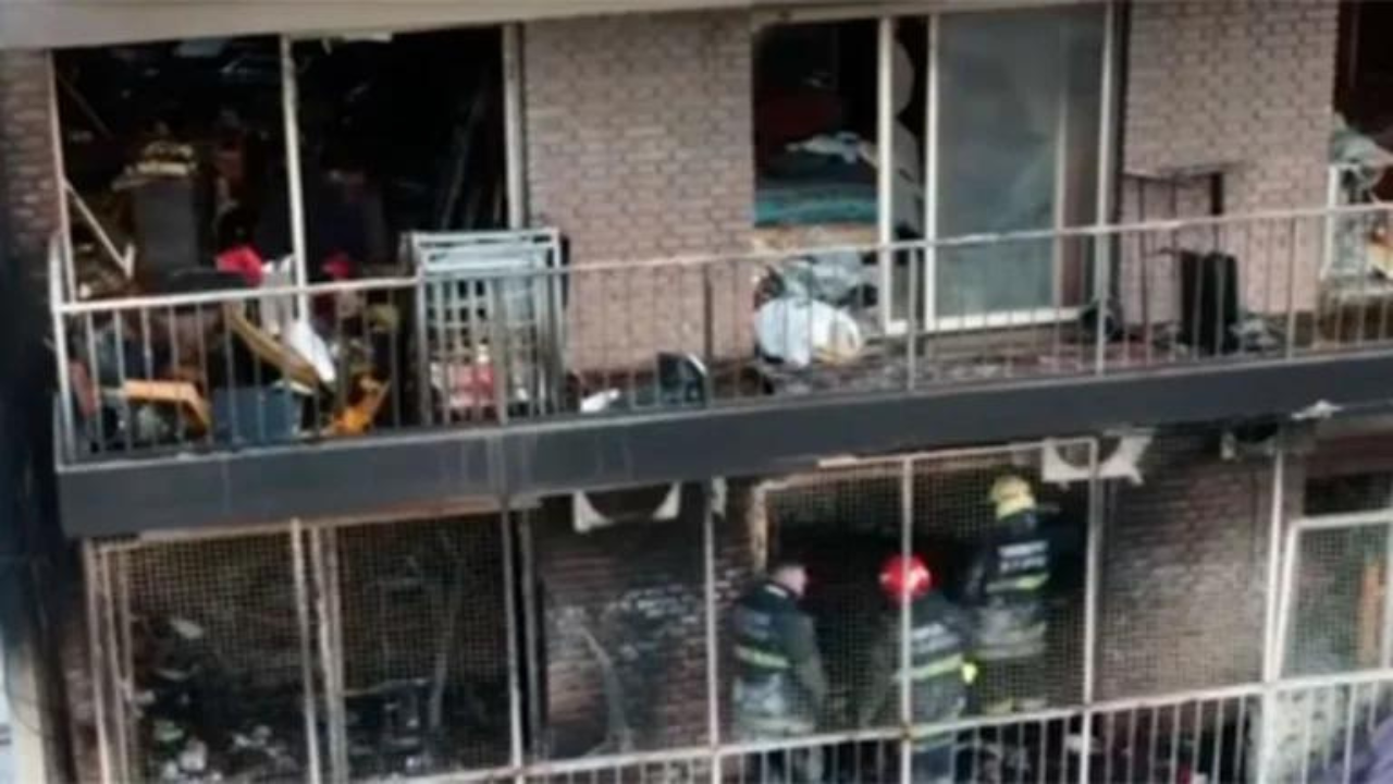 El fuego se desató en el piso 7 de un edificio ubicado en calle Ecuador al 1000, a metros de avenida Córdoba. Otras 31 personas fueron hospitalizadas en distintos centros de salud.